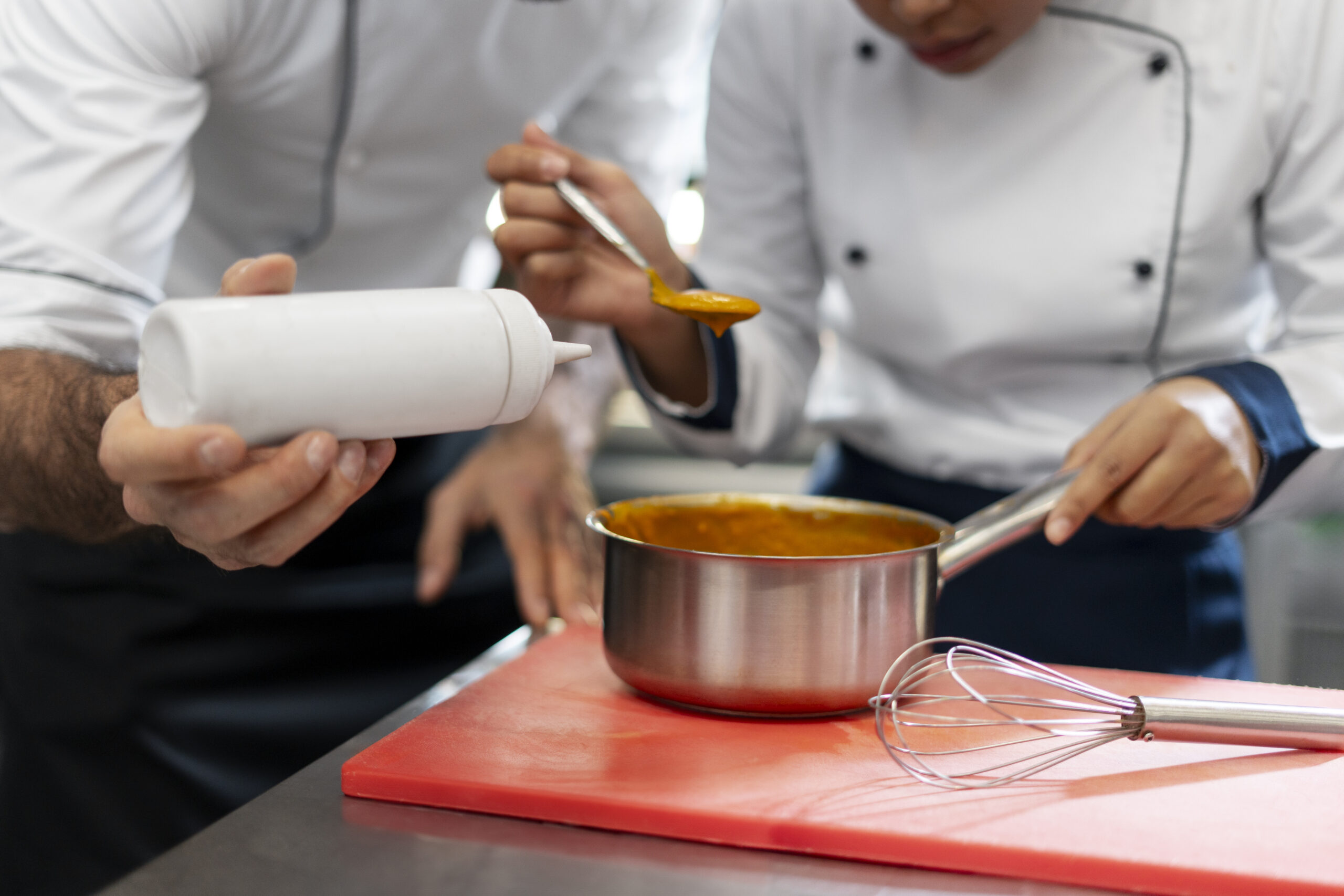 vision-frontal-de-chefs-profesionales-trabajando-juntos