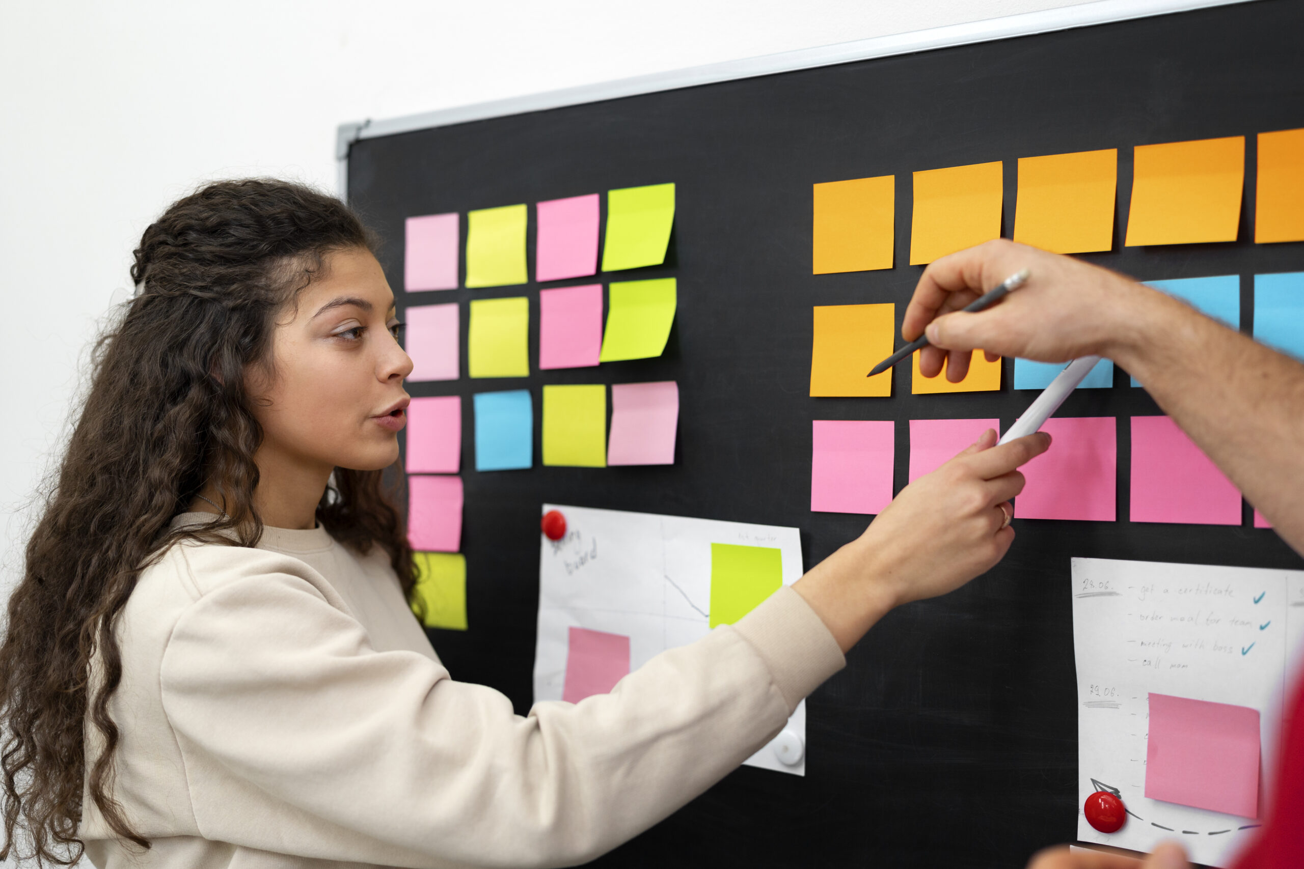 vista-lateral-de-personas-discutiendo-con-post-it
